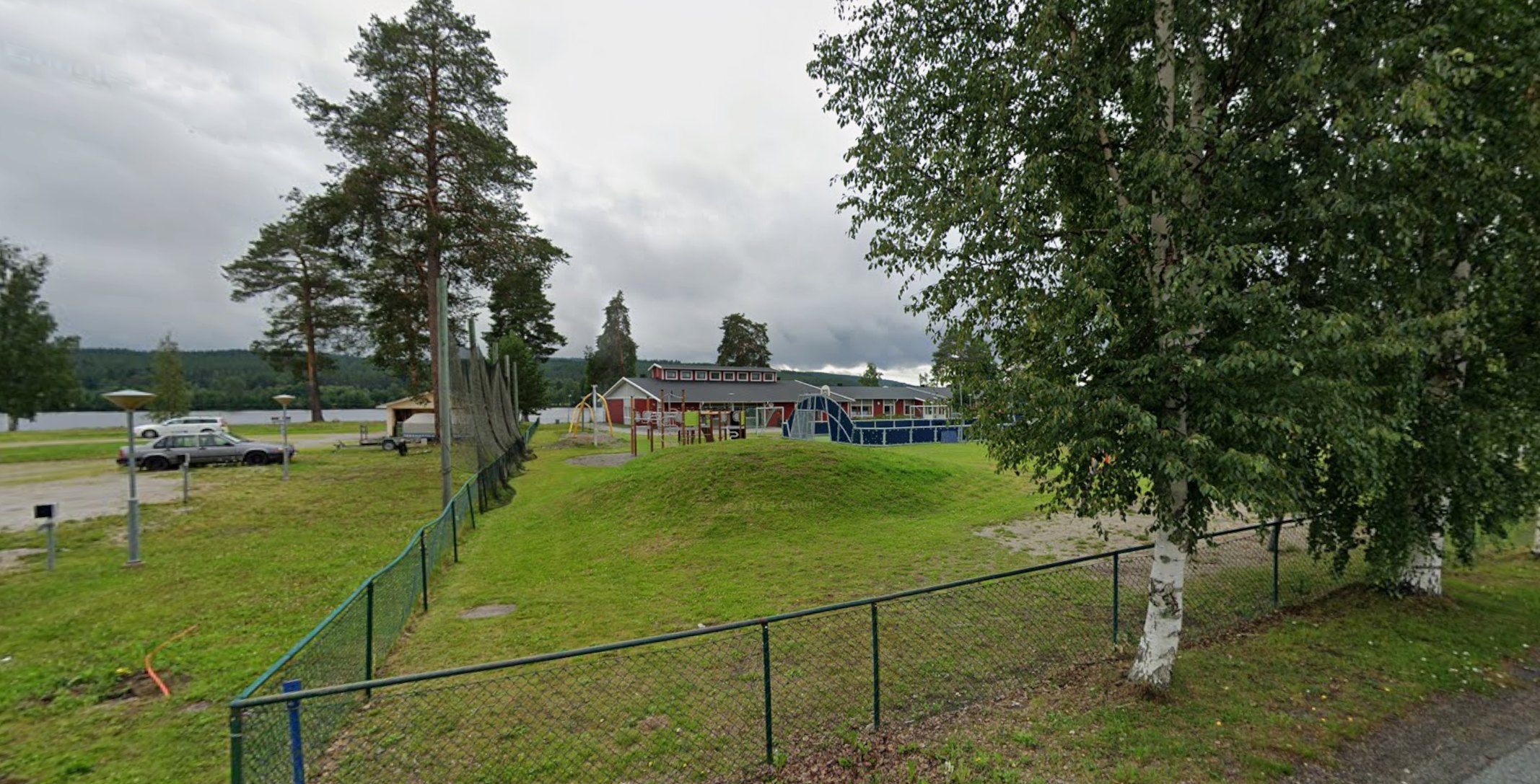 Skolgård och skolbyggnad i Backe